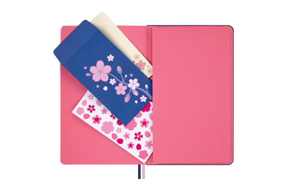 Een Verschijnt 3e week maart - Moleskine Limited Edition Sakura Ruled Hardcover Large Notebook + Gift Box koop je bij Moleskine.nl